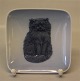 Kgl.  fra  
Royal 
Copenhagen 4385 
Kgl. Katte 
plakette - grå 
kat 10,7 cm I 
hel og fin 
stand
