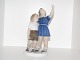 Bing & Grøndahl 
figurgruppe med 
to børn kaldet 
"Kast bolden 
ned".
Af 
fabriksmærket 
ses det, ...