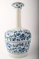 B&G, Bing & 
Grøndahl 
porcelænsvase 
med blomster.
Nummer 
10009/650. JH.
1930´erne. 22 
cm. høj. ...