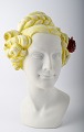 Goebel, 
Tyskland. 
Kvindebuste, 
opsat hår med 
rose.
Måler 29 x 16 
cm.
I perfekt 
stand.