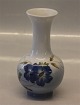 Kgl. 2800-1554 
RC Vase med blå 
blomst 12,5 cm  
fra Royal 
Copenhagen I 
hel og fin 
stand
