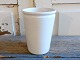 Aluminia 
vase/potte i 
cremefarvet 
fajance 
Højde 14,5cm. 
Diameter 11cm.