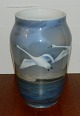 Skønvirkestil: 
Vase i porcelæn 
fra Royal 
Copenhagen med 
dekoration af 
flyvende 
svaner. 
Fremstår ...