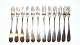 12 gafler Sølv 
1825 og 1856
Gravering bag 
"W"
Danske 
sølvmærker før 
1870, 1037+1038
7 stk fra ...