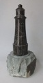 Granitskulptur 
i form af et 
fyrtårn på en 
klippe, 19. 
årh. Fyrtårn i 
poleret 
mørkebrunt 
marmor. ...