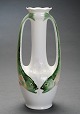 Art nouveau 
vase af 
porcelæn prydet 
med to hanke i 
form af fisk. 
Stemplet 
Rørstrand. Ca. 
...