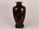 Stor gammel 
balusterformet 
cloisonné vase 
dekoreret med 
blomster
På stand af 
udskåret træ 
med ...