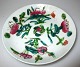 Kinesisk skål, 
19. årh. 
Famille Rose. 
Grålig 
porcelænsmasse 
med bemalinger 
i grønt og 
rødt. H.: ...