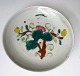 Kinesisk skål, 
19. årh. 
Famille Rose. 
Grålig 
porcelænsmasse 
med bemalinger 
i grønt og rødt 
med ...