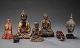 En samling 
orientalske 
figurer af 
bronze og træ  
i form af 
buddhaer, fo  
hund m. fl.
Kina, ...