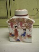 Kinesisk tedåse 
af porcelæn
Højde 11,5cm.