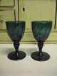 To grønne 
vinglas med 
olivslibning
Maderaglas 
Holmegaard
Højde 11,5cm.