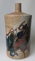 Dansk kunstner 
(20. årh.): 
Gulv vase. 
Stentøj med 
overglasur i 
brunt, blåt og 
sort. H.: 25 
cm. ...