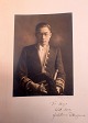 Fotografi af 
Yoshitomo 
Tokugawa 1911 - 
1992), Japan, 
med dedikation. 
Fotografi 
udf&oslash;rt 
af ...