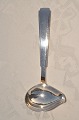 Dansk sølv, 
tretårnet sølv 
830s. 
Sovseske fra 
år 1946. længde 
17cm. Pæn brugt 
stand, ...