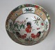 Kinesisk 
sk&aring;l med 
dekorationer af 
k&aelig;mpende 
haner, 19./20. 
&aring;rh. 
Famille Rose. 
...