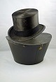 Sort Tophat med hatteboks. Hatten er fra Ligntness Solidity Elegance nr. 41240/0057. Hatten er i ...