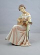 Porcelænsfigur. 
Pige med guitar 
(nr. 1684) fra 
Bing og 
Grøndahl. 
Figuren er i 
perfekt stand. 
H: ...