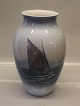 4044-2869 Kgl. 
Marine vase med 
sejlskib 33 cm  
fra  Royal 
Copenhagen I 
hel og fin 
stand
