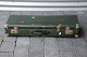 Grøn kuffert 
med metalbeslag 
og funktionel 
lukning. 
Enkelte beslag 
er let rustne. 
L: 73,5 cm. B: 
...