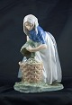 Kgl. 
porcelænsfigur 
" Kvinde samler 
kartofler" nr. 
1549 af Chr. 
Thomsen for 
Royal 
Copenhagen. ...