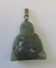 Kinesisk Buddha 
i jade, 20. 
&aring;rh. Med 
vedh&aelig;ng i 
8 karat guld. 
H.: 2,5 cm.
