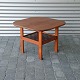 Sofabord i 
teaktræ med 
aftagelig 
skakbræt. 
Bordet er i 
meget pæn 
stand. H: 65 
cm. B: 75 cm. 
L: ...