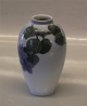 765-476 Kgl. 
Blå Blomst Vase 
før 1923. 14 cm 
maler nr 177  
fra  Royal 
Copenhagen I 
hel og fin ...