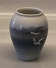 Kgl. 1138-271 
Kgl. Vase med 
måger over 
havet 12 cm  
fra  Royal 
Copenhagen I 
hel og fin 
stand
