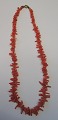 Rød koralkæde 
med aflange 
stykker, ca. 
1930. L.: 40 
cm. Vægt.: 18 
gram.