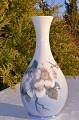 Blomster 
dekoreret vase, 
æblegren. 
Kongelig 
porcelænsvase. 
Royal 
Copenhagen 
blomstervase 
nr. ...