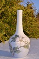 Kongelig 
porcelæns vase, 
blomster 
dekoreret motiv 
af æbleblomst 
og bi. Lille 
vase  nr. 43-6. 
...