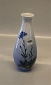Kgl. 2917-4055 
Kgl. Vase med 
kornblomster - 
blå og hvide 18 
cm fra  Royal 
Copenhagen I 
hel og ...