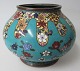 Kinesisk 
cloisonn&egrave; 
vase 19/20. 
&aring;rh. 
Polykrom emalje 
p&aring; 
kobber. 
Dekoreret med 
...