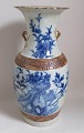 Stor kinesisk 
gulvvase i 
porcel&aelig;n, 
19. &aring;rh. 
Gr&aring; 
sk&aelig;rv, 
bl&aring; ...