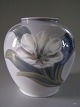 RC. 2656/35 
Vase med 
Tulipan og 
Sommerfugle 
H: 21 cm. D: 
21 cm.