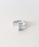 Smuk enkel ring 
i 18kt hvidguld 
med smaragd 
slebet 
akvamarin.
Størrelse 57
Stemplet 750