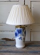 B&G Art Nouveau 
bordlampe smukt 
bemalet med 
klematis.
No. 3609/95, 
1. sort - 
Fremstår dog 
med ...