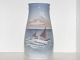 Bing & 
Grøndahl, vase 
med 
fiskekutter.
Af 
fabriksmærket 
ses det, at 
denne er 
produceret ...