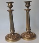 Par franske 
lysestager i 
messing/bronze, 
lueforgyldt, 
19. årh. Fod 
med rococo 
dekorationer og 
...