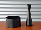 Skål i sort 
plast af 
Kristian Vedel 
design og vase 
i keramik. 
ukendt design. 
Pæn stand med 
...