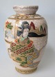 Japansk Satsuma 
vase, 20. 
&aring;rh. 
Craquele. 
Polykrom 
dekoration i 
form af 
spillende 
kvinde i ...