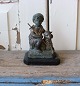 Skøn figur af 
jesus barnet 
med får, i 
metal monteret 
på sort glas.
Mål 6,5x8,5cm. 
Højde 11,5cm.
