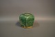Kantet keramik 
vase med 
mørkegrøn 
glasur fra 
1960erne af en 
ukendt 
keramiker. 
H: 9 cm og B: 
...