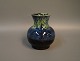 Keramik vase 
med mørkeblå og 
grøn glasur fra 
1960erne af en 
ukendt 
keramiker.
H: 10,5 cm og 
...