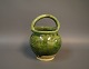 Keramik med 
grøn glasur fra 
 af en ukendt 
keramiker.
H: 15,5 cm og 
B: 10 cm.