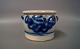 Lille grå 
keramik krukke 
med blåt 
mønster og 
nummereret 250. 

H: 7,5 cm og 
Dia: 9,5 cm.