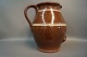 Stor brun 
keramik kande 
med hvide 
striber.
H: 31,5 cm og 
Dia: 19 cm.