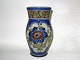 Stor Aluminia 
Vase med Blå 
Baggrund
Nummer 
1255/990
Højde 24 cm.
Pæn og 
velholdt