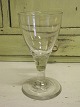 1800-tals glas
Højde 10,6cm
2a